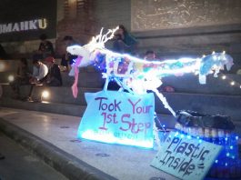 Patung Sampah Plastik Mahasiswa STD Bali Hiasi Taman Kumbesari Tukad Badung