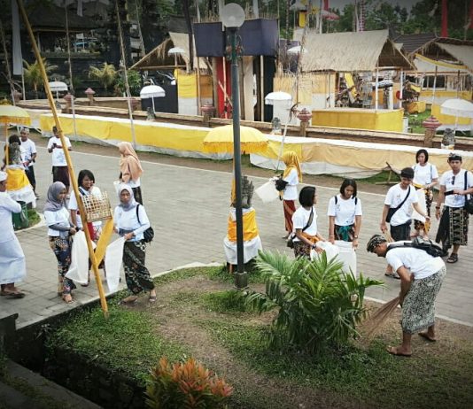 Manajemen Bandara I Gusti Ngurah Rai Bersih - Bersih di Pura Besakih Libatkan Generasi Milenial
