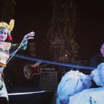 Kolaborasi Aktivis Lingkungan Manik Bumi Foundation dan Seniman Dunia Bersihkan Sampah Plastik di Pantai Indah Buleleng