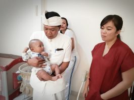 Kadis Sosial Dewa Mahendra Serahkan 4 Bayi Terlantar Pada Calon Orang Tua Angkat