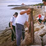 Peduli Lingkungan, ITDC Gelar Beach Clean Up di Kawasan Pantai The Nusa Dua